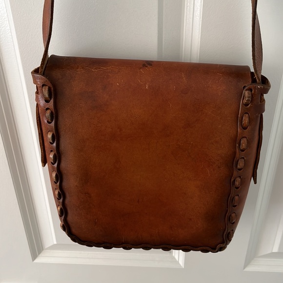 Vintage leather satchel with butterfly decoration - Picture 6 of 6